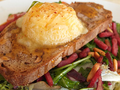 Salade de chèvre chaud